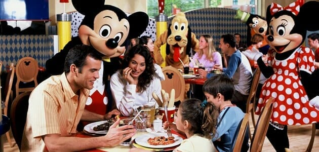 character-dining-cafe-disney