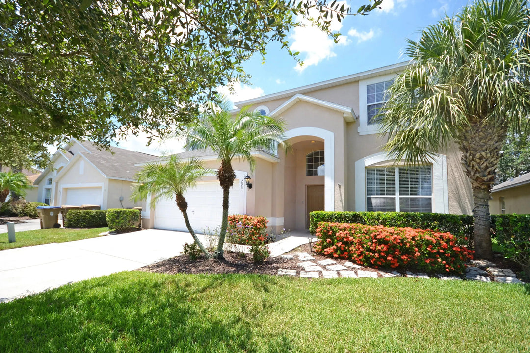 Exterior photo of a vacation home in Orlando. This home is nicely landscaped and it has great curb appeal.