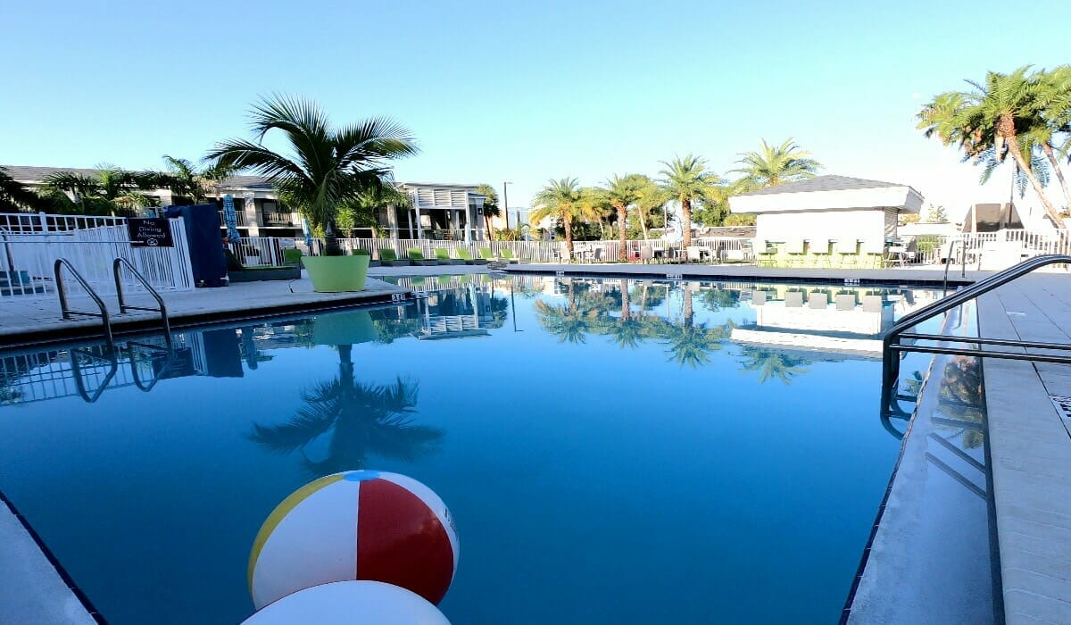 Clarion Hotel Orlando Pool 1