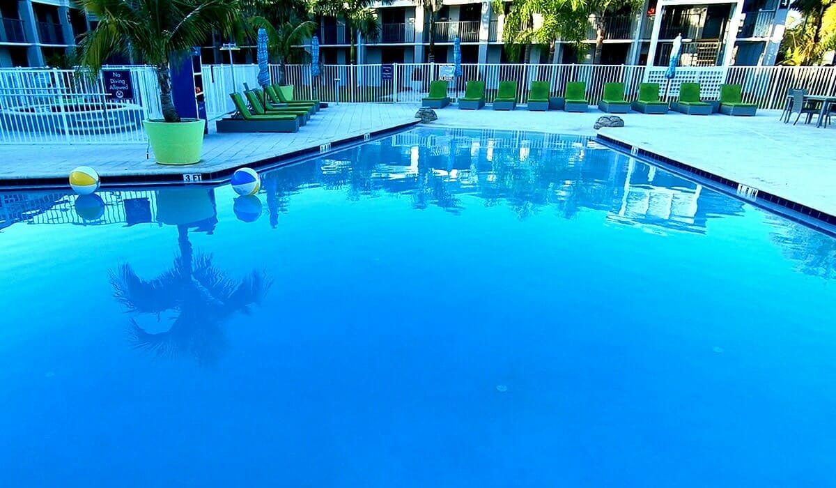 Clarion Hotel Orlando Pool 2